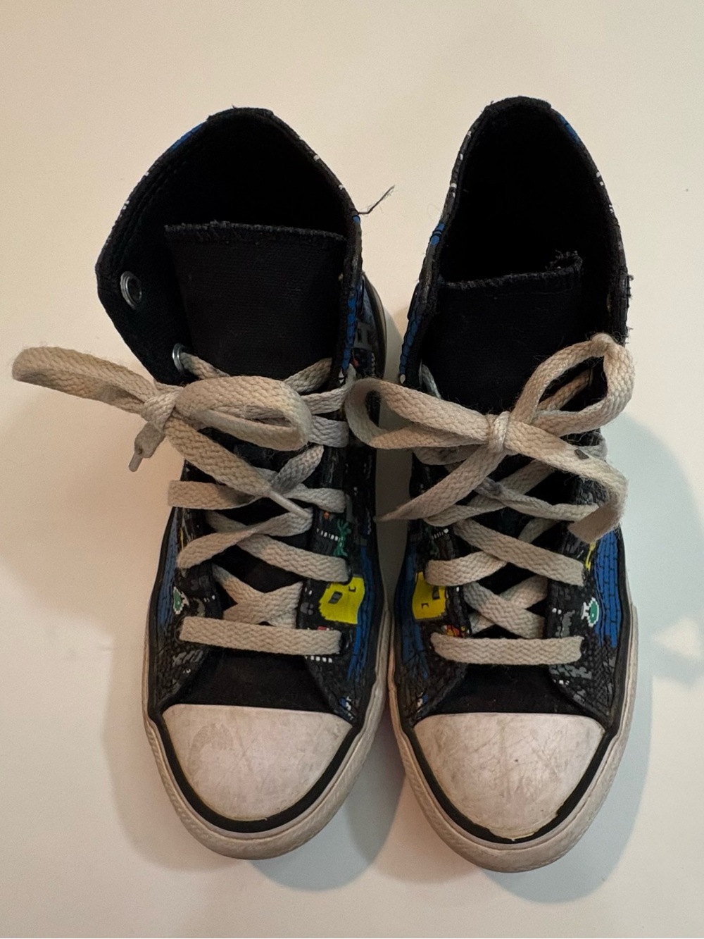 Converse Chuck Taylor Kids | Size 1 |High-Top Sneakers features pixelated video